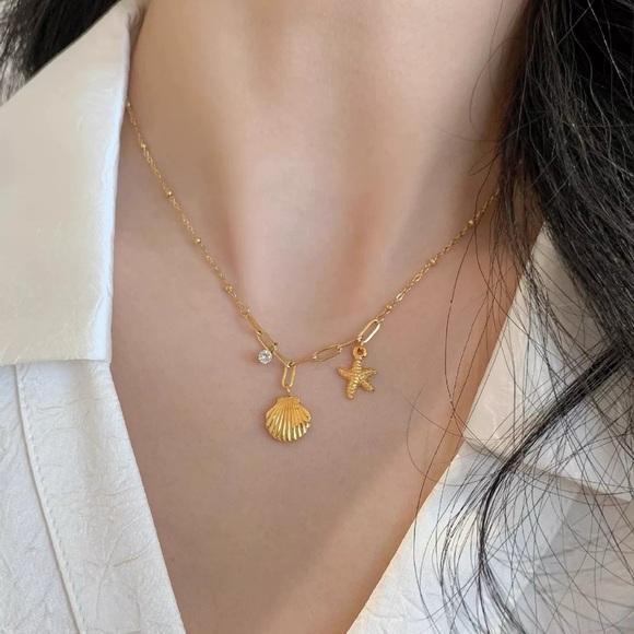 Stainless steel gold cute sea shell 🐚 with starfish necklace - Picture 3 of 6